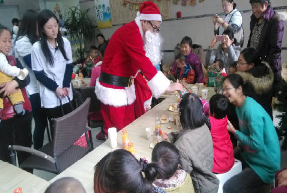活动一开始，为了让孩子们更能感受到节日气氛，我们的工作人员打扮成圣诞老人来到现场，给孩子们分发圣诞礼物。孩子们看到只有电视上才能看到的红衣服白胡子老爷爷都非常兴奋。