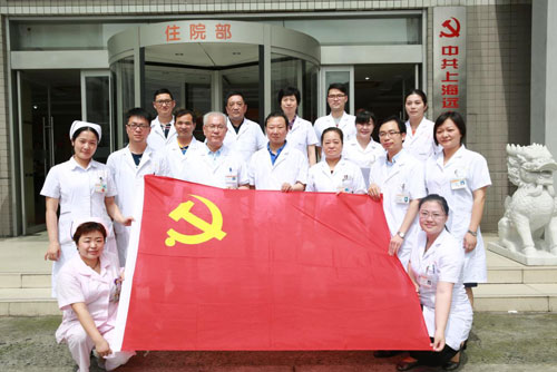 党员们在住院部前宣誓1